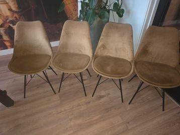 8 eetkamerstoelen met gebruikerssporen