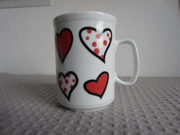 Beker mok wit met rode hartjes