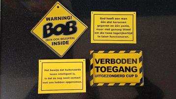 Humoristische gele deurbordjes