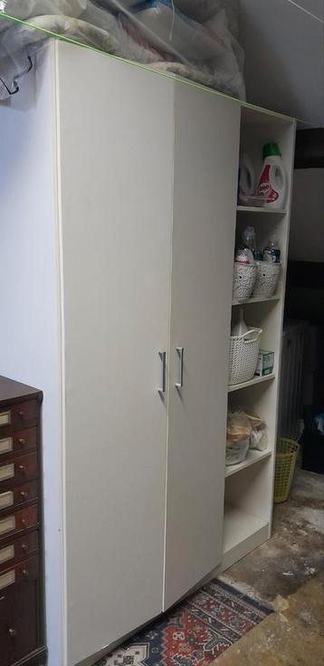 Kledingkast met inhoud