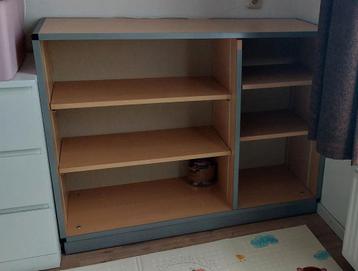 4 schoolkasten (3 zijn op wieltjes)