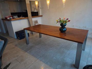 Mooie robuuste eettafel met massief hout blad