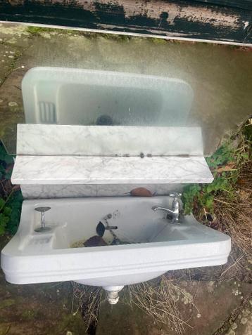 Oude wastafel met spiegel en planchet marmer GRATIS OPHALEN