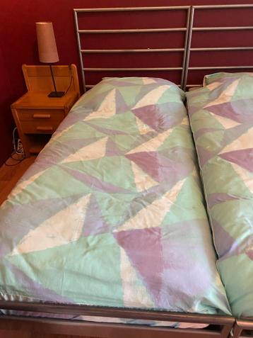 Gratis af te halen: 2x 1-persoons bedden + toebehoren