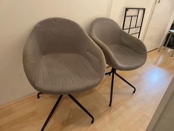 2 grijze eetkamerstoelen gratis