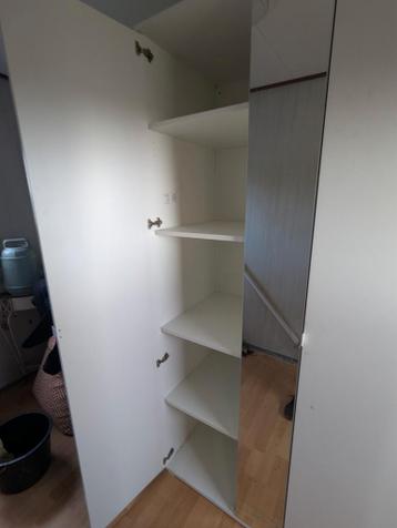 Grote kledingkast met spiegel (gratis af te halen)