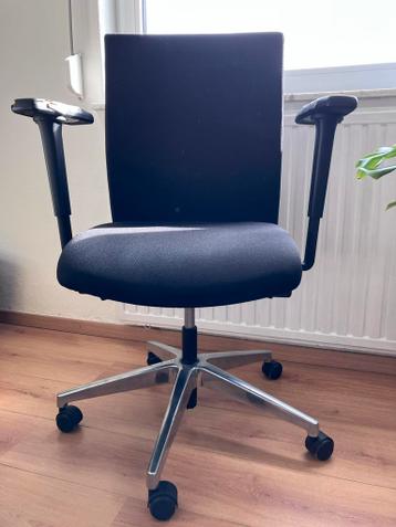 Gratis Bureaustoel zwart, armleuningen beschadigd