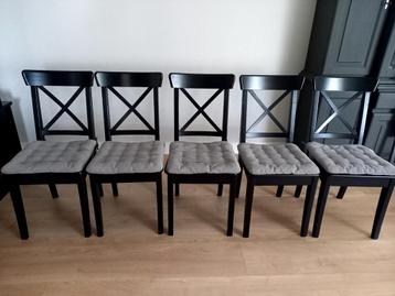 5 houten stoelen