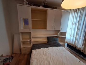GRATIS Bed met ombouw en bijpassende kast. Opknappers.