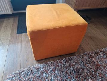 Oranje poef afmeting 40 hoog 50 bij 50