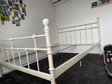 Mooie witte metalen bedframe 140/200