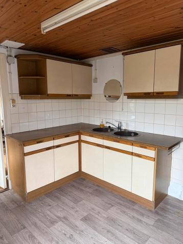 Hoekkeuken met crèmekleurige kastjes