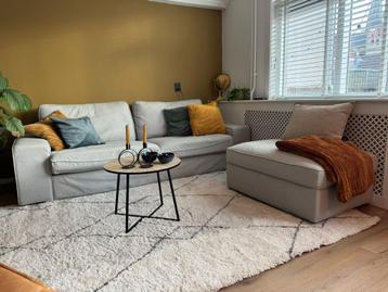 Gratis lichtgrijze bank en hocker (afhalen vrijdaf 20/02)