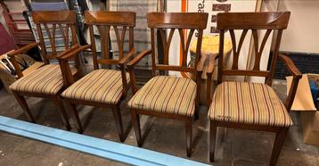 Vier houten stoelen met armleuning
