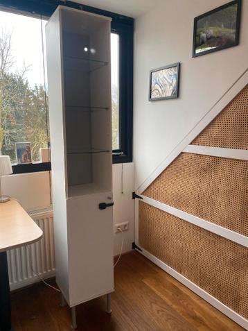 Hoge smalle badkamerkast met glazen planken