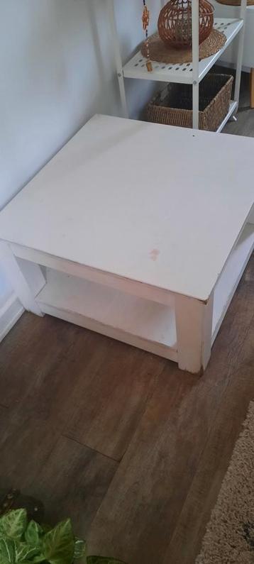 GRATIS! Wit gelakte grenen salontafel.