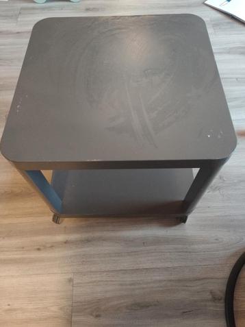 Vierkante bijzettafel op wieltjes gratis af te halen