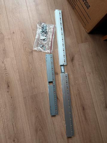 GRATIS: Ophangsysteem voor BESTA (Ikea) kast