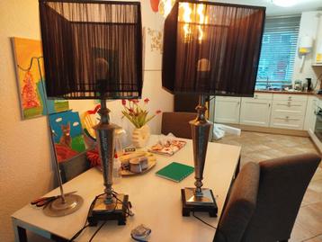 Twee mooie lampen voor een bos bloemen