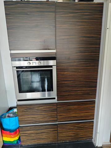 Gratis Hoge Keukenkast met Hout-look (Zebrano)