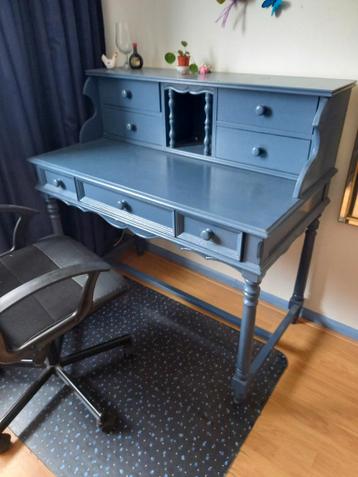 Mooi blauw bureau  plus stoel en vloermat