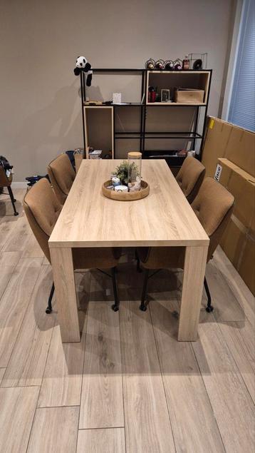 Eettafel van gefineerd eikenhout