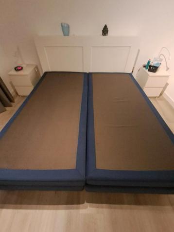 GRATIS OPHALEN 27 OF 28 FEB.Twee blauwe boxsprings 90x200 cm