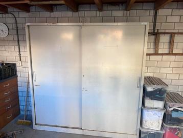 Stalen kast met schuifdeuren