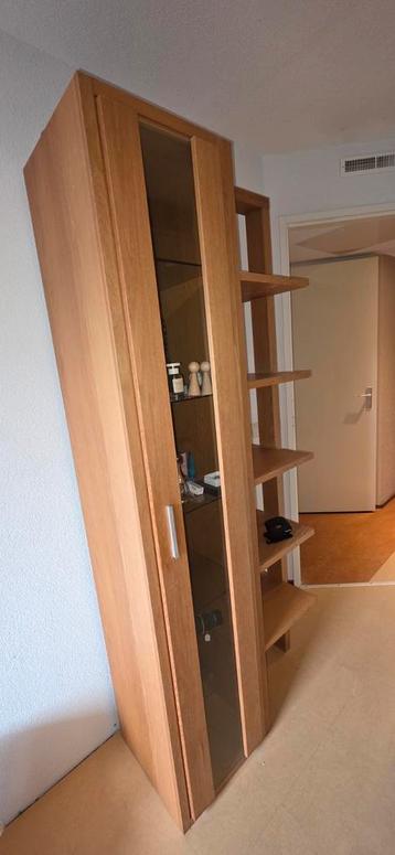 Houten kast met glazen deur en open planken