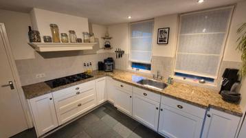 Mooie Hoekkeuken met natuursteen Blad