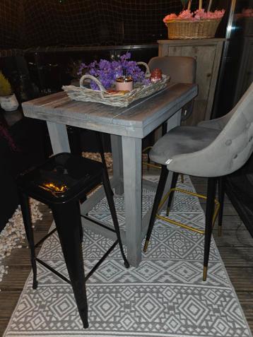 Bartafel met 4 barkrukken