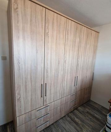 Gratis mooie degelijke kledingkasten.