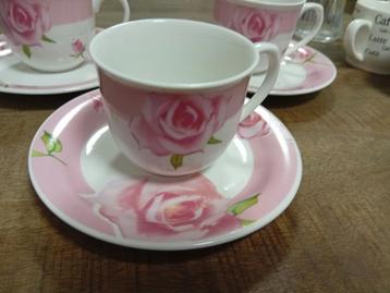 Bijna gratis kopjes en schotels met rozenmotief.