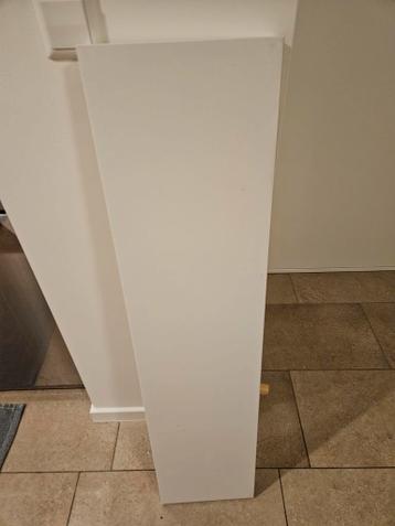 Drie witte IKEA Lack wandplanken