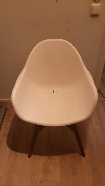 2 Witte IKEA stoelen met houten poten