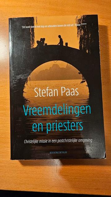 Vreemdelingen en priesters - Stefan Paas