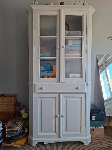 GRATIS houten witte kast met glas in het bovengedeelte