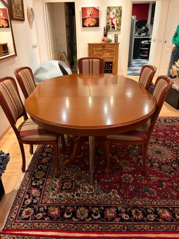 Gratis ronde eettafel met 6 stoelen – ophalen in Delft