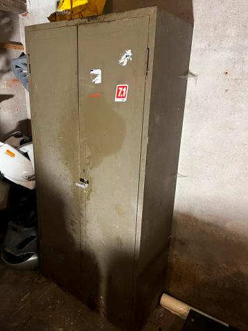 Metalen kast voor in de schuur