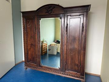 Antieken linnenkast en servieskast