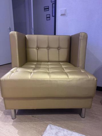 Goudkleurige design fauteuil per stuk €75 (2 stuks)