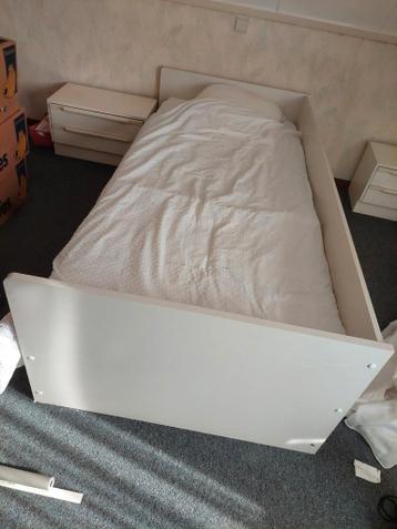 1  persoons  bed  met  nieuw  matras  met  nacht kastje