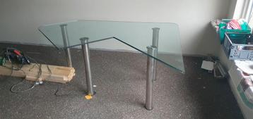 Glazen tafel met metalen poten