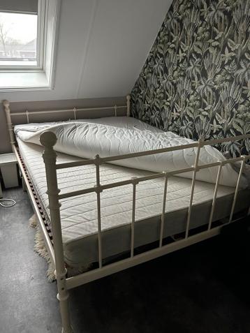 Metalen bed +matras. 140x 200.    Dit weekend gratis ophalen