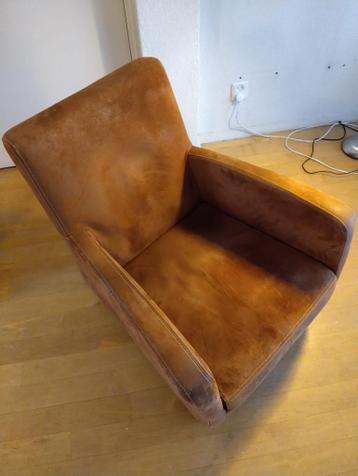 Lekker zittende roodbruine kunstleren suede stoel