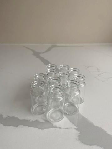 Pakket met kleine vaasjes/flesjes