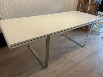 Gratis ophalen aankomende week: Witte design tafel