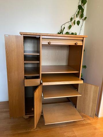 Gratis, computerkast met uitschuifbureau.