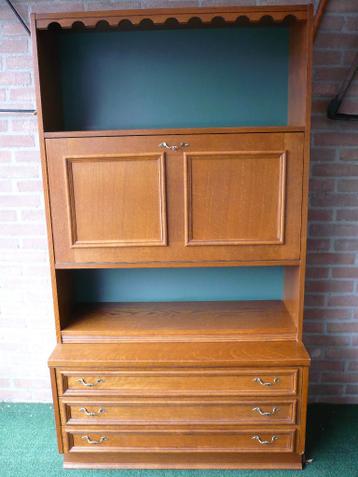 GRATIS Houten kast met 3 laden, 2 open gedeeltes en klep.