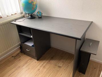Gratis grijs bureau.